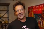 de Kwakel 23 maart 2018
Gerard Joling met nieuwe t shirts op kantoor van Entertainment.nl