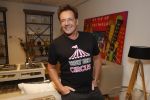 de Kwakel 23 maart 2018
Gerard Joling met nieuwe t shirts op kantoor van Entertainment.nl
