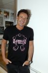 de Kwakel 23 maart 2018
Gerard Joling met nieuwe t shirts op kantoor van Entertainment.nl