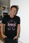 de Kwakel 23 maart 2018
Gerard Joling met nieuwe t shirts op kantoor van Entertainment.nl