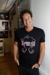 de Kwakel 23 maart 2018
Gerard Joling met nieuwe t shirts op kantoor van Entertainment.nl