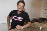 de Kwakel 23 maart 2018
Gerard Joling met nieuwe t shirts op kantoor van Entertainment.nl