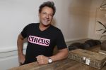 de Kwakel 23 maart 2018
Gerard Joling met nieuwe t shirts op kantoor van Entertainment.nl