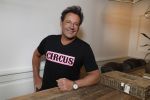 de Kwakel 23 maart 2018
Gerard Joling met nieuwe t shirts op kantoor van Entertainment.nl