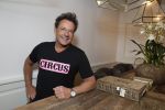 de Kwakel 23 maart 2018
Gerard Joling met nieuwe t shirts op kantoor van Entertainment.nl