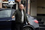 Amsterdam 4 april 2018 
Gordon stapt uit zijn mercedes SUV > Hij is veel kg afgevallen