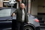 Amsterdam 4 april 2018 
Gordon stapt uit zijn mercedes SUV > Hij is veel kg afgevallen