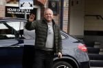 Amsterdam 4 april 2018 
Gordon stapt uit zijn mercedes SUV > Hij is veel kg afgevallen