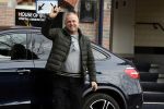 Amsterdam 4 april 2018 
Gordon stapt uit zijn mercedes SUV > Hij is veel kg afgevallen