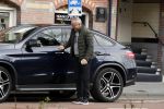 Amsterdam 4 april 2018 
Gordon stapt uit zijn mercedes SUV > Hij is veel kg afgevallen