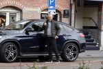 Amsterdam 4 april 2018 
Gordon stapt uit zijn mercedes SUV > Hij is veel kg afgevallen