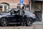 Amsterdam 4 april 2018 
Gordon stapt uit zijn mercedes SUV > Hij is veel kg afgevallen