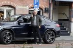 Amsterdam 4 april 2018 
Gordon stapt uit zijn mercedes SUV > Hij is veel kg afgevallen