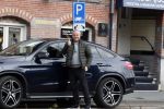 Amsterdam 4 april 2018 
Gordon stapt uit zijn mercedes SUV > Hij is veel kg afgevallen