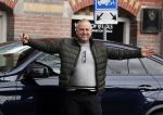 Amsterdam 4 april 2018 
Gordon stapt uit zijn mercedes SUV > Hij is veel kg afgevallen