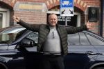 Amsterdam 4 april 2018 
Gordon stapt uit zijn mercedes SUV > Hij is veel kg afgevallen