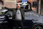 Amsterdam 4 april 2018 
Gordon stapt uit zijn mercedes SUV > Hij is veel kg afgevallen