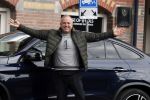 Amsterdam 4 april 2018 
Gordon stapt uit zijn mercedes SUV > Hij is veel kg afgevallen