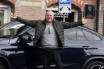 Amsterdam 4 april 2018 
Gordon stapt uit zijn mercedes SUV > Hij is veel kg afgevallen
