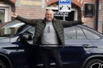 Amsterdam 4 april 2018 
Gordon stapt uit zijn mercedes SUV > Hij is veel kg afgevallen