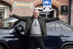 Amsterdam 4 april 2018 
Gordon stapt uit zijn mercedes SUV > Hij is veel kg afgevallen