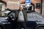 Amsterdam 4 april 2018 
Gordon stapt uit zijn mercedes SUV > Hij is veel kg afgevallen