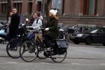 Amsterdam 16 maart 2018  
Luizenmoeder actrice Ilse Warringa met dochter fietsend door Amsterdam zuid.