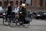 Amsterdam 16 maart 2018  
Luizenmoeder actrice Ilse Warringa met dochter fietsend door Amsterdam zuid.