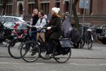 Amsterdam 16 maart 2018  
Luizenmoeder actrice Ilse Warringa met dochter fietsend door Amsterdam zuid.