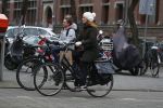 Amsterdam 16 maart 2018  
Luizenmoeder actrice Ilse Warringa met dochter fietsend door Amsterdam zuid.