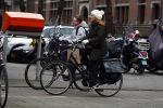 Amsterdam 16 maart 2018  
Luizenmoeder actrice Ilse Warringa met dochter fietsend door Amsterdam zuid.