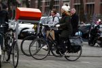 Amsterdam 16 maart 2018  
Luizenmoeder actrice Ilse Warringa met dochter fietsend door Amsterdam zuid.
