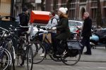 Amsterdam 16 maart 2018  
Luizenmoeder actrice Ilse Warringa met dochter fietsend door Amsterdam zuid.