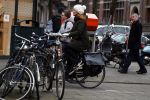 Amsterdam 16 maart 2018  
Luizenmoeder actrice Ilse Warringa met dochter fietsend door Amsterdam zuid.