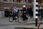 Amsterdam 16 maart 2018  
Luizenmoeder actrice Ilse Warringa met dochter fietsend door Amsterdam zuid.