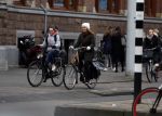 Amsterdam 16 maart 2018  
Luizenmoeder actrice Ilse Warringa met dochter fietsend door Amsterdam zuid.
