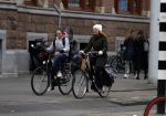 Amsterdam 16 maart 2018  
Luizenmoeder actrice Ilse Warringa met dochter fietsend door Amsterdam zuid.