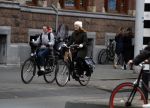 Amsterdam 16 maart 2018  
Luizenmoeder actrice Ilse Warringa met dochter fietsend door Amsterdam zuid.