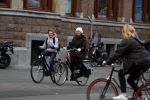 Amsterdam 16 maart 2018  
Luizenmoeder actrice Ilse Warringa met dochter fietsend door Amsterdam zuid.
