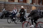 Amsterdam 16 maart 2018  
Luizenmoeder actrice Ilse Warringa met dochter fietsend door Amsterdam zuid.