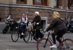 Amsterdam 16 maart 2018  
Luizenmoeder actrice Ilse Warringa met dochter fietsend door Amsterdam zuid.