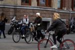 Amsterdam 16 maart 2018  
Luizenmoeder actrice Ilse Warringa met dochter fietsend door Amsterdam zuid.