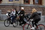 Amsterdam 16 maart 2018  
Luizenmoeder actrice Ilse Warringa met dochter fietsend door Amsterdam zuid.