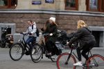 Amsterdam 16 maart 2018  
Luizenmoeder actrice Ilse Warringa met dochter fietsend door Amsterdam zuid.