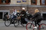 Amsterdam 16 maart 2018  
Luizenmoeder actrice Ilse Warringa met dochter fietsend door Amsterdam zuid.