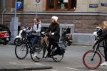 Amsterdam 16 maart 2018  
Luizenmoeder actrice Ilse Warringa met dochter fietsend door Amsterdam zuid.