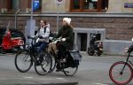 Amsterdam 16 maart 2018  
Luizenmoeder actrice Ilse Warringa met dochter fietsend door Amsterdam zuid.