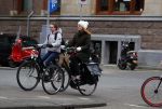 Amsterdam 16 maart 2018  
Luizenmoeder actrice Ilse Warringa met dochter fietsend door Amsterdam zuid.