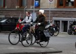 Amsterdam 16 maart 2018  
Luizenmoeder actrice Ilse Warringa met dochter fietsend door Amsterdam zuid.