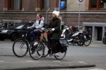 Amsterdam 16 maart 2018  
Luizenmoeder actrice Ilse Warringa met dochter fietsend door Amsterdam zuid.